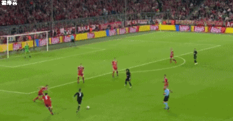 梅西在第41分钟射出的一脚诡异的弧线球,竟然直接飞向了角旗杆,梅西