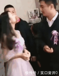 搞笑幽默的动态图gif 帮你还不行 你还打我