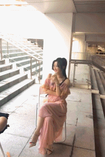 爆笑gif:女神穿裙子的正确坐姿,简直太快了我都没看清