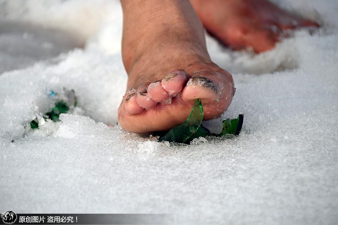 农民光脚踩碎玻璃渣从小不穿鞋 被称"赤脚大仙"表演一次赚千元