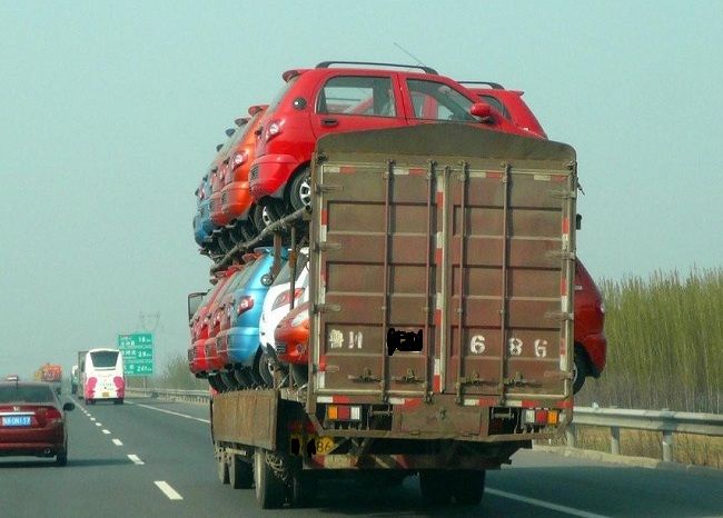 直击高速上超载的大货车:无奈与危险并存