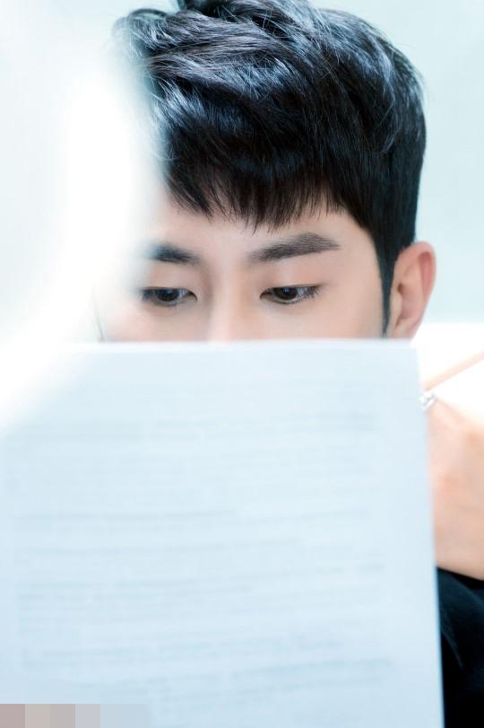 东方神起郑允浩表情专注 沈昌珉演绎"侧颜杀"【组图】