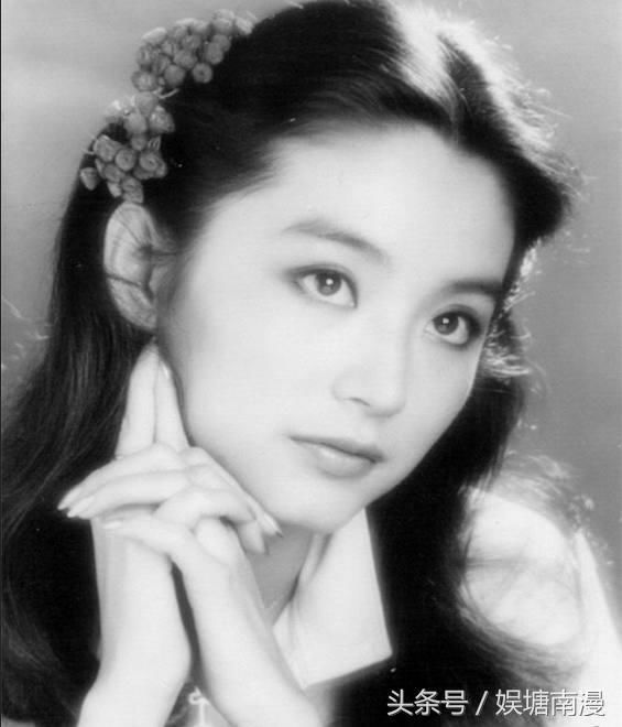年轻时候的林青霞 这张照片虽然是黑白的,但是很美,很撩人.