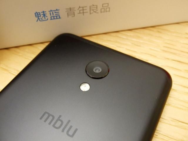 手机背面较为修长,logo新增了mblu,不再是只有meizu,将魅蓝系列与魅族