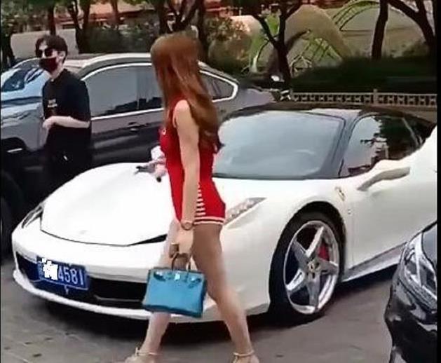 大街上偶遇法拉利, 女车主开门一瞬间, 网友: 这衣服怎么上厕所?