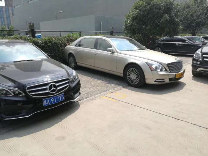 土豪金迈巴赫全国仅一台, 奔驰也黯然失色, 内饰如皇宫