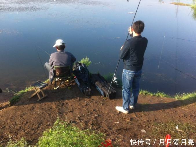 男子在河边钓鱼,看到草丛中有纸张,上前查看后当场傻眼