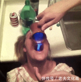 搞笑gif: 妹子, 你这笑容确实能温暖人呀, 太甜了!