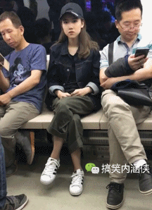 坐地铁对面小姐姐一个劲给我使眼色,几个意思啊