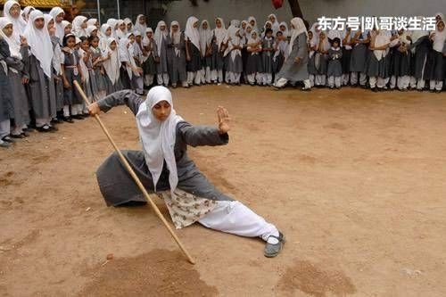 印度警察的警棍那么轻,为什么打人会那么痛?看完由衷佩服