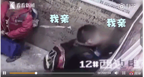 穿黑衣服的小男孩突然对着玫红色衣服小女孩壁咚,并疯狂亲吻.