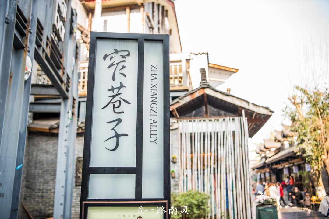 游客挤爆成都宽窄巷子,本地人却说"我们基本不去那里消费"