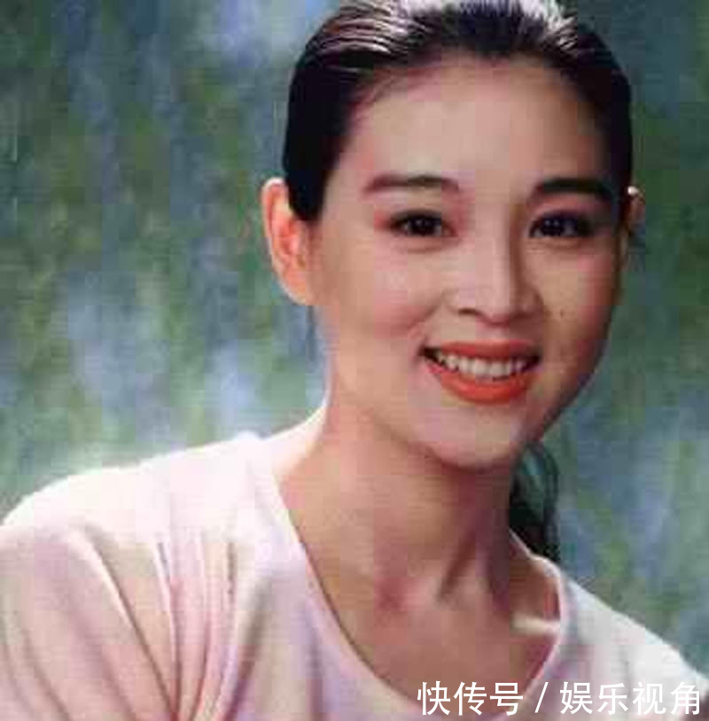 22岁一夜成名的赵明明,32岁嫁导演老公,如今成了单亲妈妈,带着女儿过