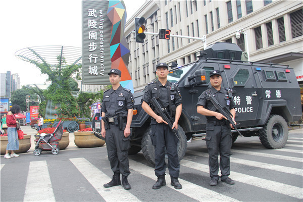 武陵阁步行街东面,特警队员站岗护卫