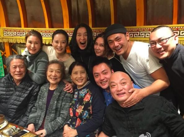 刘丹去世的葬礼上,令妃娟子,皇上张铁林,以及萧剑扮演者朱宏嘉等人则