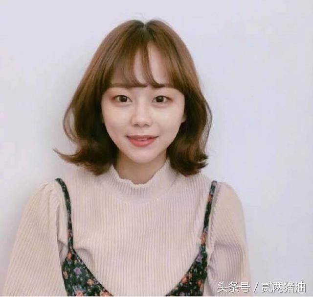 = 中分小波浪lob头 = 清新的短发发型,搭配上小脸型会显得很可爱乖巧