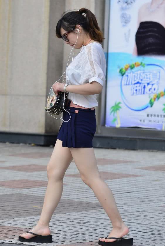听音乐的丰满少妇,走走起路来,姿势很优美,一双大长腿