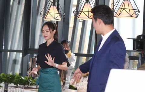 罗晋:冷吧把手给我,我给你暖暖!唐嫣:别了,摄像机正在拍着呢!