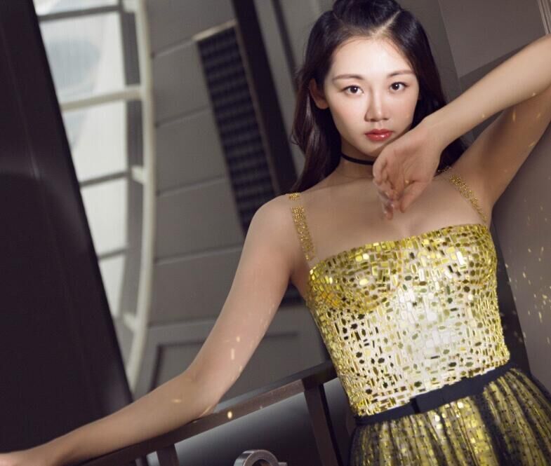 电影《芳华》里饰演何小萍而走红,苗苗参加活动,性感又美丽