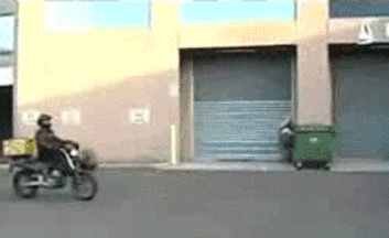 搞笑gif:哥们,你这车上的的士灯是自己改装的吧?