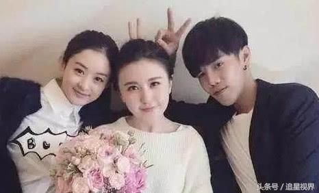 而一旁的弟弟也是非常帅气,果然赵丽颖亲戚的颜值都非常高,想必颖妈妈