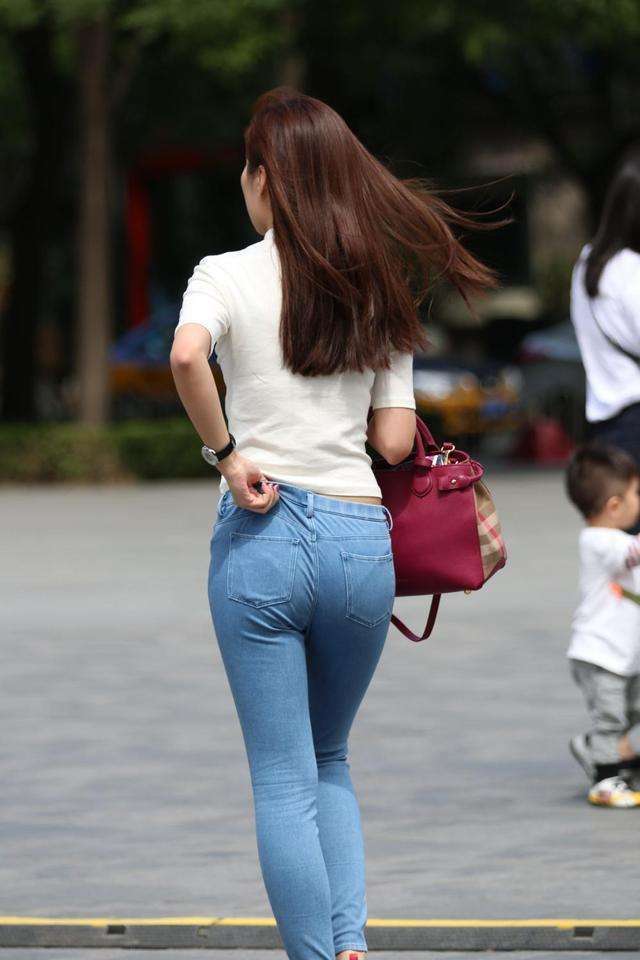 街拍:蓝色紧身牛仔裤,彰显美女修长腿型