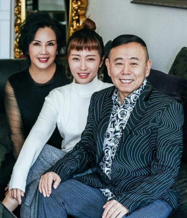 年轻时长得高挑漂亮,却嫁给1米五七的潘长江,今59岁和女儿一起整容.