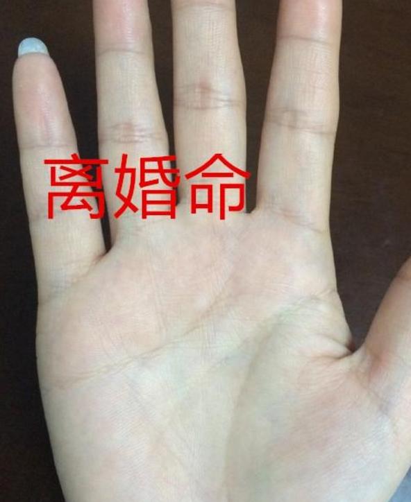 感情线锁链纹,正缘迟晚,28岁左右婚运.