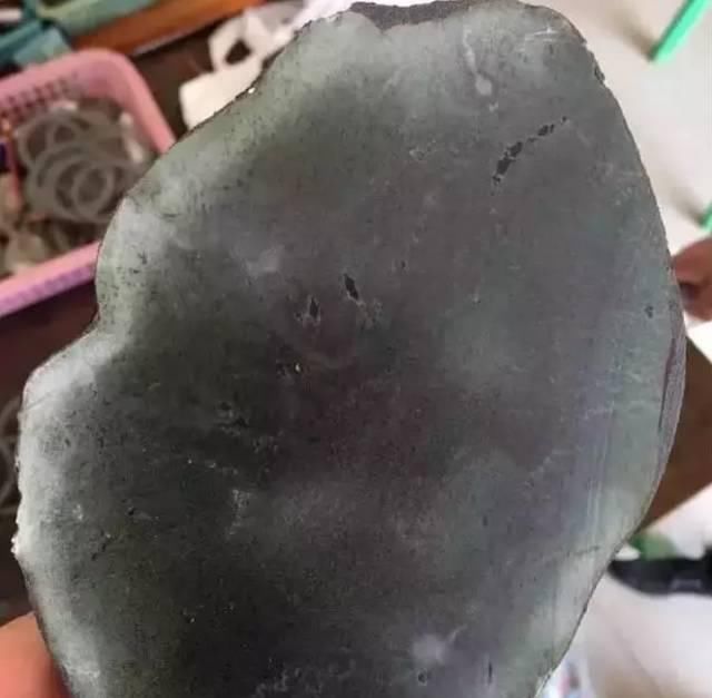 30万的翡翠原石切开秒变3块,哭都找不到庙门!