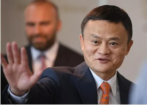 近大半年来,腾讯市值蒸发了7400亿人民币,也由此,让马云有机会再次