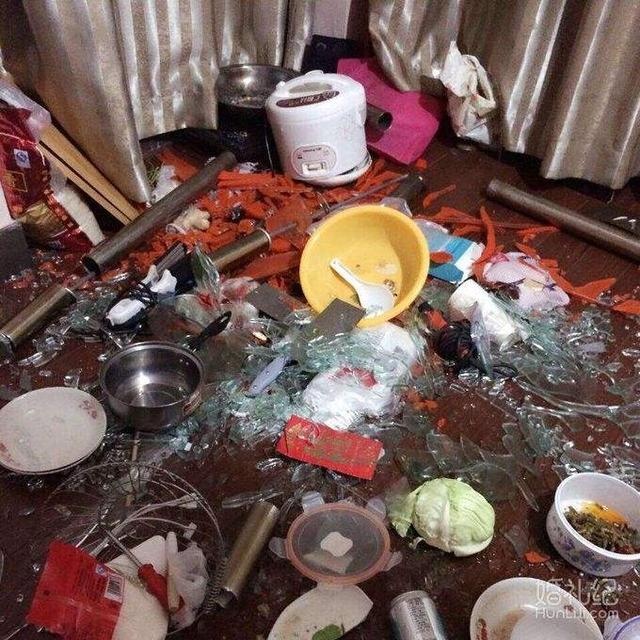老公月入三万却不肯买房,偷查他的银行卡后我把婆婆家砸得稀巴烂
