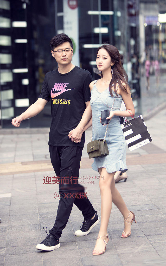 街拍:重庆的情侣,女生比男生长的好看