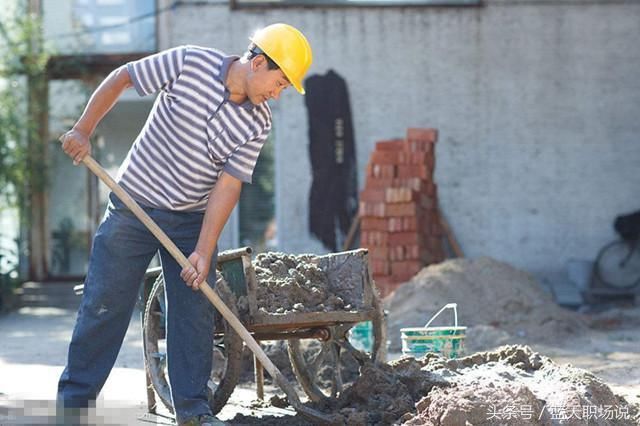 为了养家糊口,老陈就跟着村里的人进城打工.