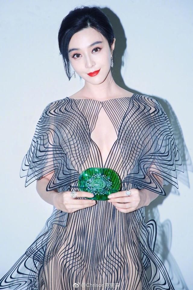 一向以美艳著称的范冰冰身穿irisvanherpen2017秋冬高定3d打印透视裙