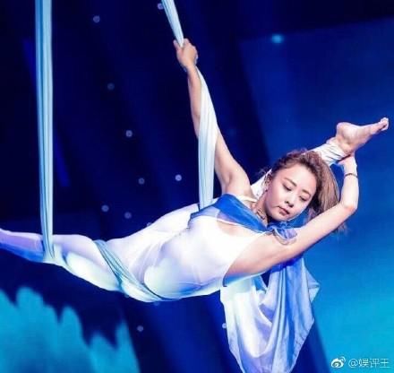 组图:王珞丹姐姐表演高难度空中瑜伽 动作唯美气质佳