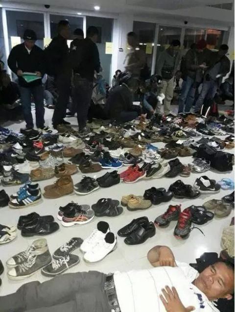 搞笑,3000多名泰国警察用鞋子排队领枪