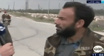 一哥们坐公交车,旁边一大哥放一巨响的屁,完事还淡定的看着他,整的他