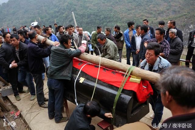 农村土葬的抬棺人坏了规矩 晴天惊雷 随身的玉符断裂最后横死家中