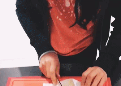 心灵手巧 4月24日,张艺谋的妻子陈婷在微博上传一段女儿做饼干的视频