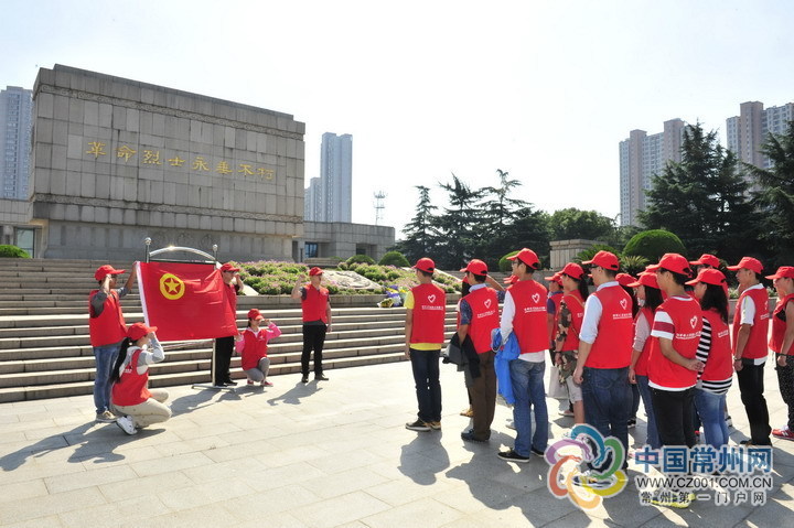 老师变身"带头大哥" 领着一帮学生做公益 图