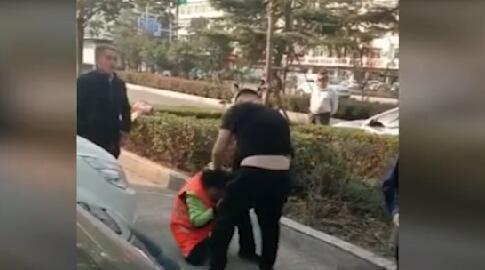 只因劝阻孩子随地大小便 环卫工被孩子父母殴打