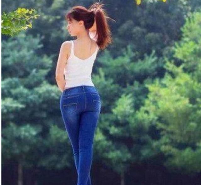 紧身牛仔裤勾画你的完美身材,冷色牛仔裤让你性感又不