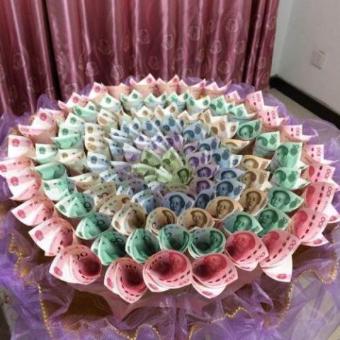 她用了4000泰铢(约合794元人民币)请人包装花束,且每一枝玫瑰花都是