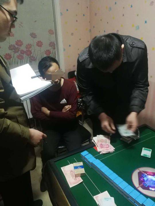 3岁娃被带进赌场 陪母亲"酣战"到凌晨