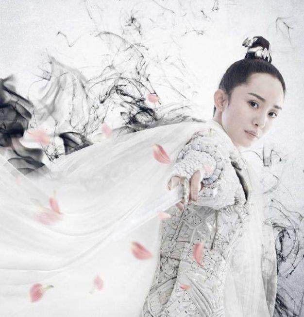 杨幂在《三生三世十里桃花》中的司音一角,一身雪白的盔甲,英气十足