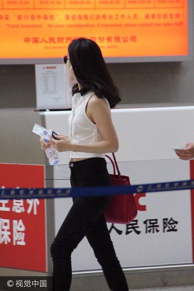 章泽天露脐装现身,网友:只有刘强东那么优秀的人才有资格拥有吧
