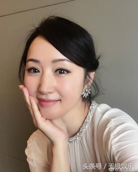 46岁杨钰莹否认结婚后晒美照自拍,甜美微笑心情佳