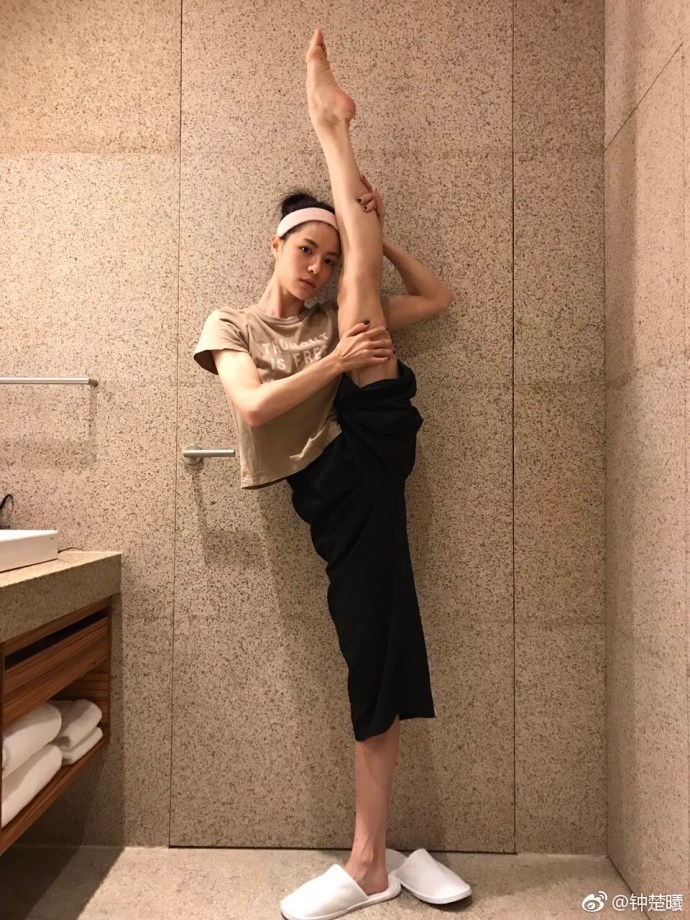 海报被质疑腿替? 《芳华》女演员们劈腿回应