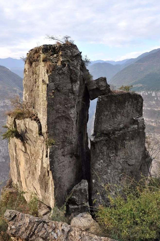 峡谷两岸的山崖如刀砍斧削般陡峭,峰峦叠嶂的山峰对峙而立,奇峰异石层