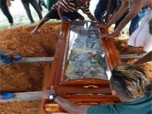小伙在父亲死后将全部存款,放进棺材陪父亲下葬,结果令人傻眼了